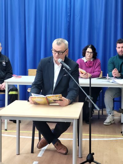 „Czytanie łączy pokolenia” – wyjątkowe spotkanie w Szkole Podstawowej w Antoniowie